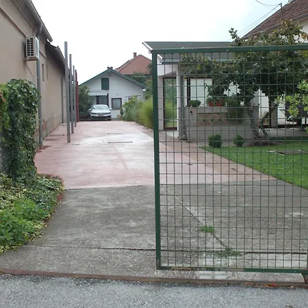 Boulevard Garden House - Free And Save Parking In The Locked Yard 4*